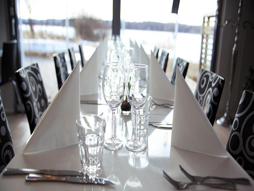 Hasse Pa Sjoekanten Hotell & Restaurang ヨンショーピン エクステリア 写真